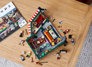 Order the LEGO® minifigures from the show Friends