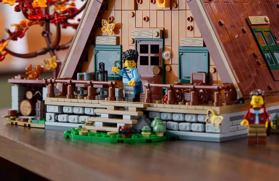 That piece shouldn’t be there, should it? Surprising use of parts in LEGO® MOCs