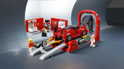 LEGO Ferrari FXX K & Development Center