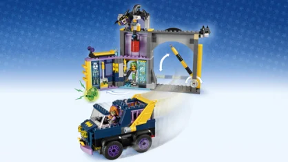 LEGO Batgirl™ Secret Bunker