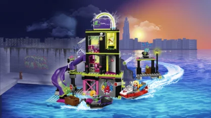 LEGO Lena Luthor™ Kryptomite™ Factory