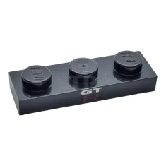 LEGO Platte 1 x 3 mit weißem "GT" und rotem Großbuchstaben…