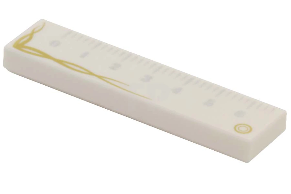 LEGO&reg; 6106728 - 2431pb370 - Carreau 1 x 4 avec règle à motif de bordure dorée.