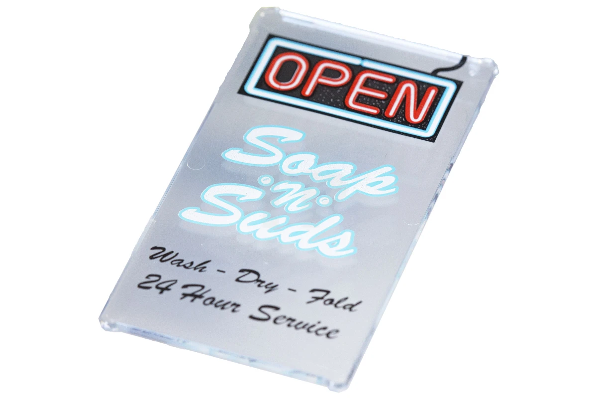 LEGO&reg; 6257543 - 57895pb031 - Glas voor Raam 1 x 4 x 6 met 'OPEN', 'Soap 'n' Suds' en 'Wash - Dry - Fold 24 Hour Service' Bordpatroon