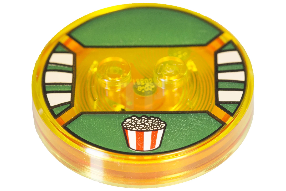 LEGO&reg; 6170603 - 18605c02pb15 - Dimensions Étiquette de jouet 4 x 4 x 2/3 avec 2 studs pour la rayure #62 avec un seau de pop-corn rouge et blanc sur un motif de fond vert foncé.