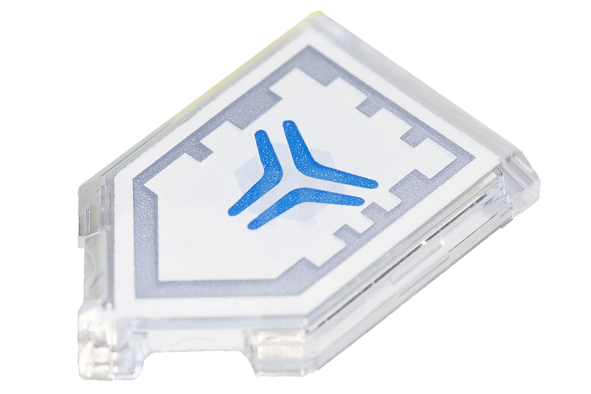 LEGO&reg;  - 22385pb077 - Baldosa 2 x 3 Pentagonal con Patrón de Escudo de Poder Nexo - Boomerang