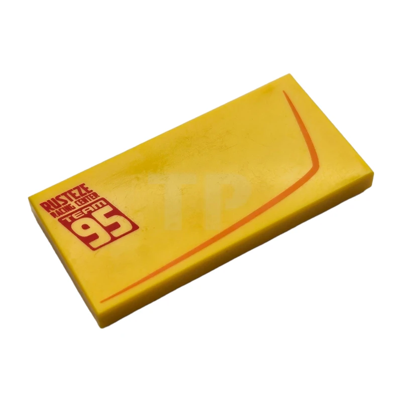 LEGO&reg; 6184934 - 87079pb0423L - Tegel 2 x 4 met 'RUSTEZE RACING CENTER TEAM 95' Patroon - Linkerkant