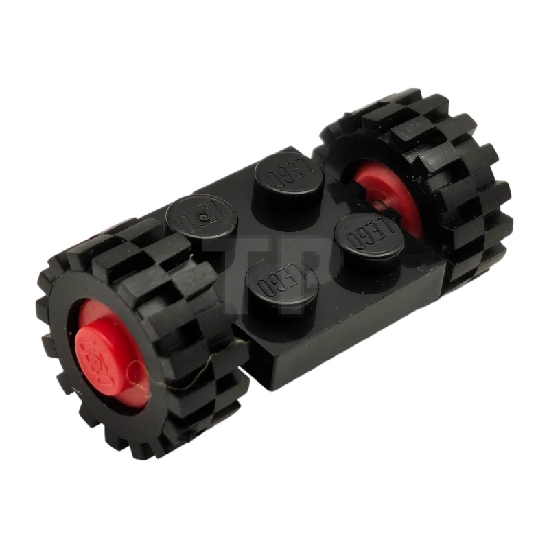 LEGO&reg; 9312 - 122c01assy2 - Placa, Modificada 2 x 2 con Ruedas Rojas, con Neumáticos Negros Banda de Rodamiento Desplazada Pequeña (122c01 / 3641)