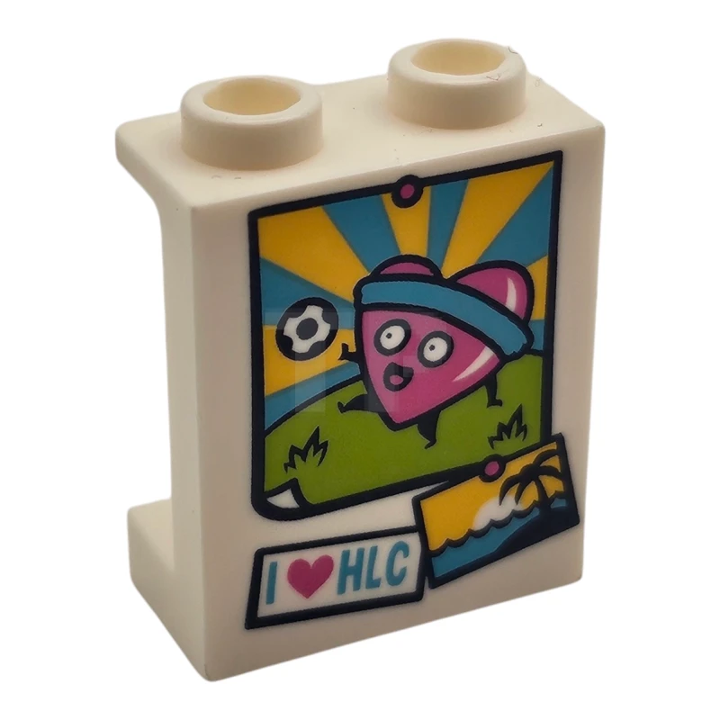 LEGO&reg; 6233048 - 87552pb049 - Paneel 1 x 2 x 2 mit seitlichen Stützen - Hohle Noppen mit Pinnwand mit Herz-Poster, Strandlandschaftsfoto und 'I'-Herz-'HLC'-Aufkleber-Muster
