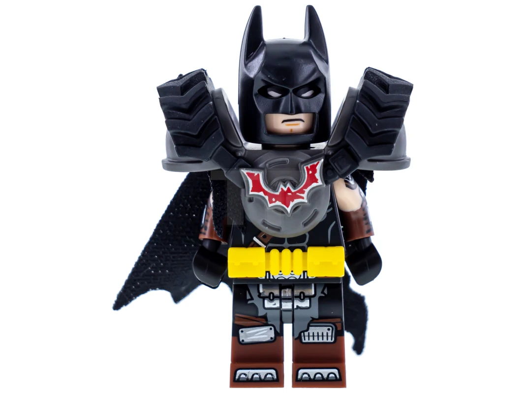 LEGO&reg; tlm130 Batman - Prêt au combat, armure de pneu, cape en lambeaux, ceinture utilitaire jaune, bottes brun-rouge.
