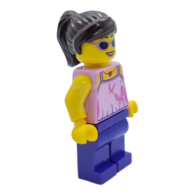 LEGO&reg; hol083 Meisje, felroze top met vlinders en bloemen, donkerpaarse benen, donkerbruine paardenstaart en zwierige zijwaartse franje