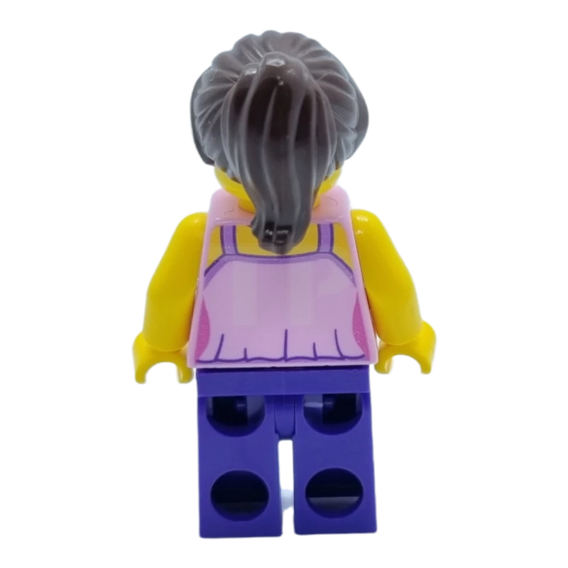 LEGO&reg; hol083 Meisje, felroze top met vlinders en bloemen, donkerpaarse benen, donkerbruine paardenstaart en zwierige zijwaartse franje