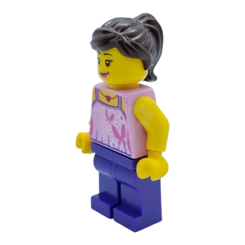 LEGO&reg; hol083 Meisje, felroze top met vlinders en bloemen, donkerpaarse benen, donkerbruine paardenstaart en zwierige zijwaartse franje