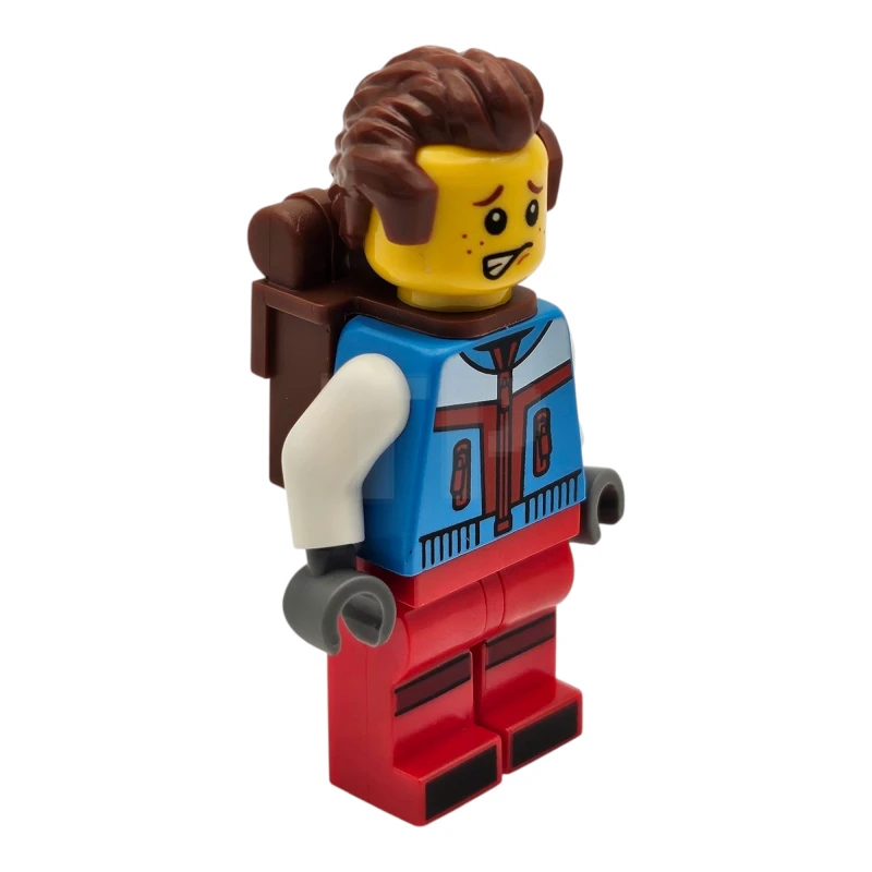LEGO&reg; hol330 Toerist - Man, donker azuurblauw jack, rode benen met donkerrode strepen op de knieën, roodbruin geveegd haar, sproeten, rugzak
