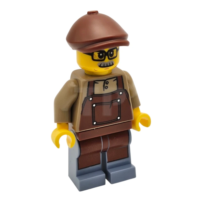 LEGO&reg; hol328 Lodge Eigenaar - Man, donkerbruin shirt met roodbruin schort, zandblauwe benen, roodbruine platte pet, snor, bril