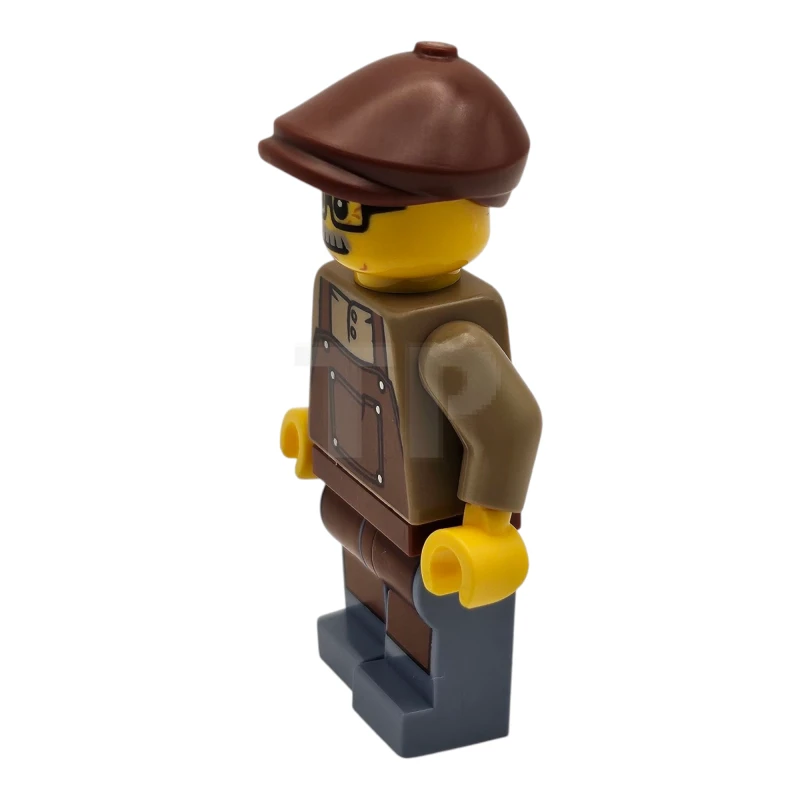 LEGO&reg; hol328 Lodge Eigenaar - Man, donkerbruin shirt met roodbruin schort, zandblauwe benen, roodbruine platte pet, snor, bril
