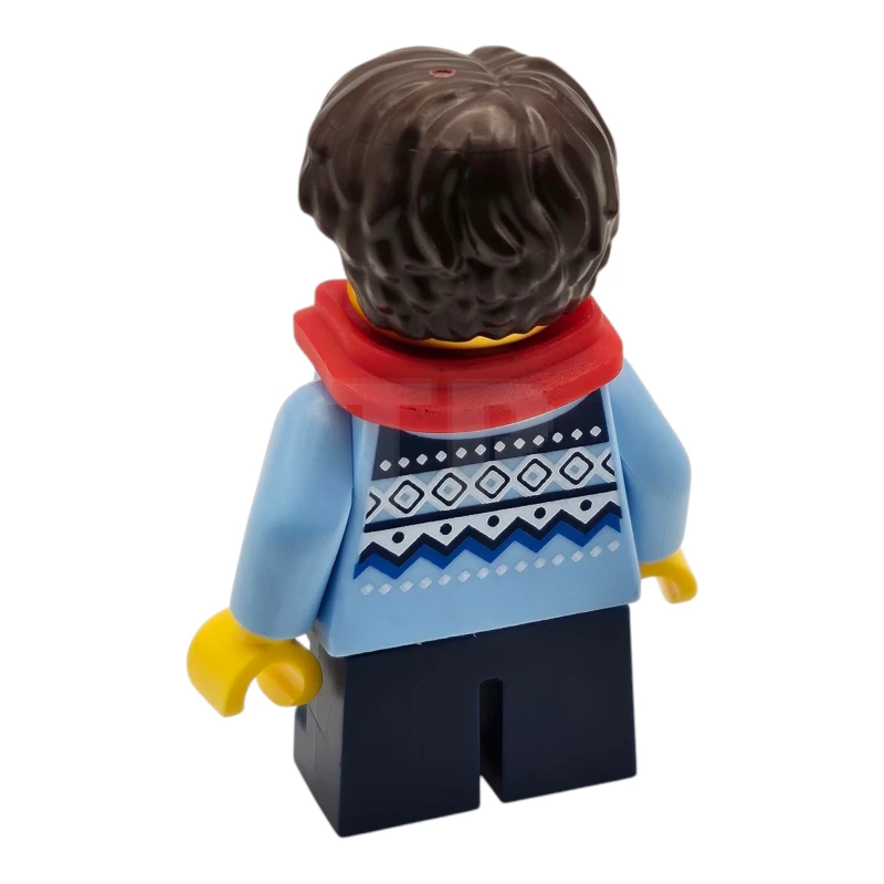 LEGO&reg; hol327 Kind - meisje, helder lichtblauw gebreide Fair Isle trui, donkerblauwe korte benen, donkerbruin haar, sproeten, rode sjaal