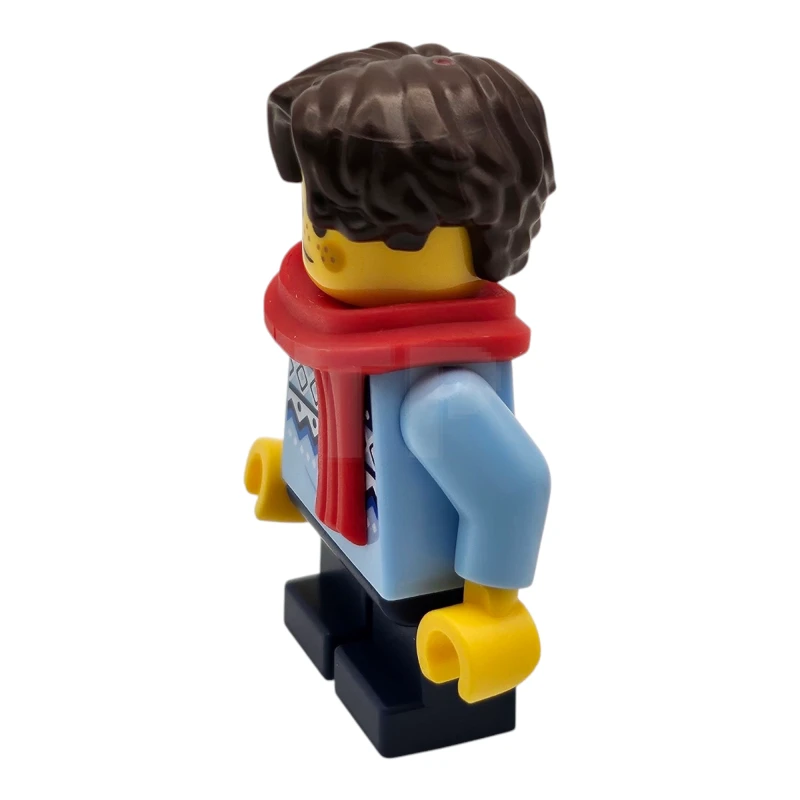 LEGO&reg; hol327 Kind - meisje, helder lichtblauw gebreide Fair Isle trui, donkerblauwe korte benen, donkerbruin haar, sproeten, rode sjaal