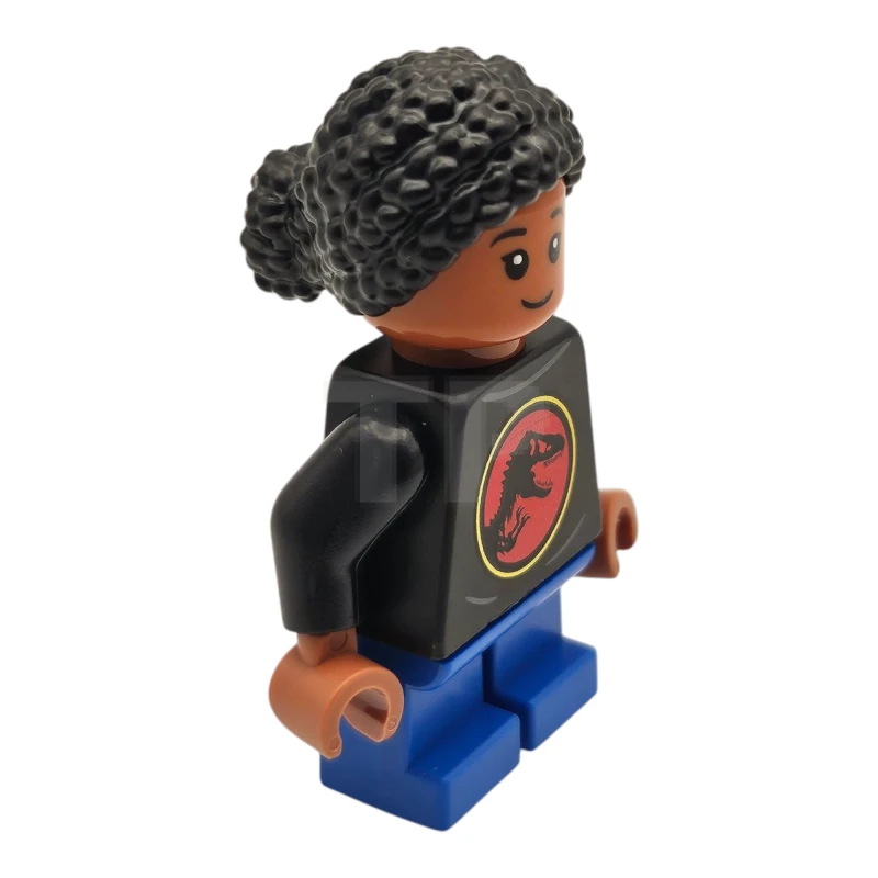 LEGO&reg; jw127 Junior Paleontoloog - Meisje, zwart shirt met Jurassic Park-logo, blauwe korte benen, zwart haar met knot gevlochten