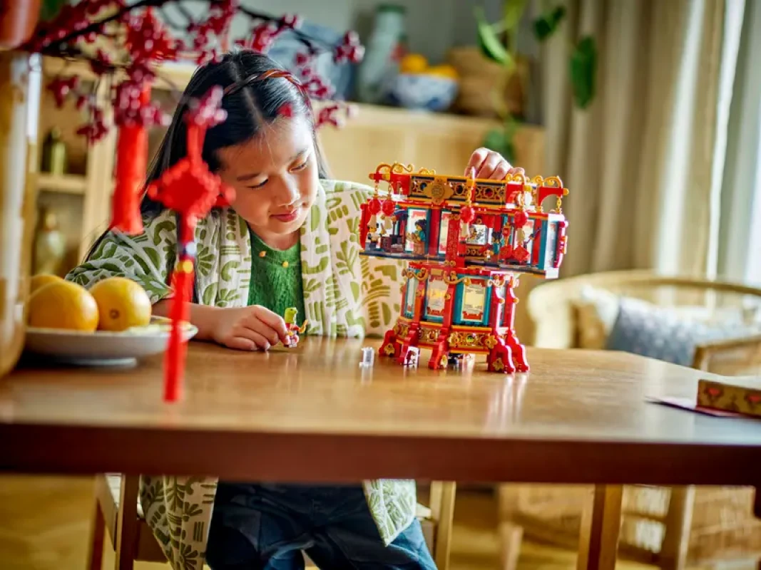 LEGO&reg; 80116 Trotting Lantern