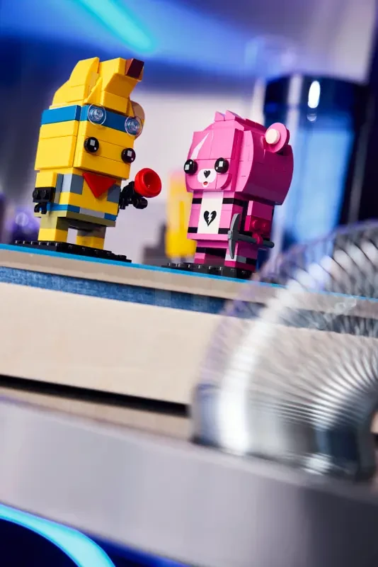 LEGO&reg; 40760 Adventure Peely & Cuddle Team Leader