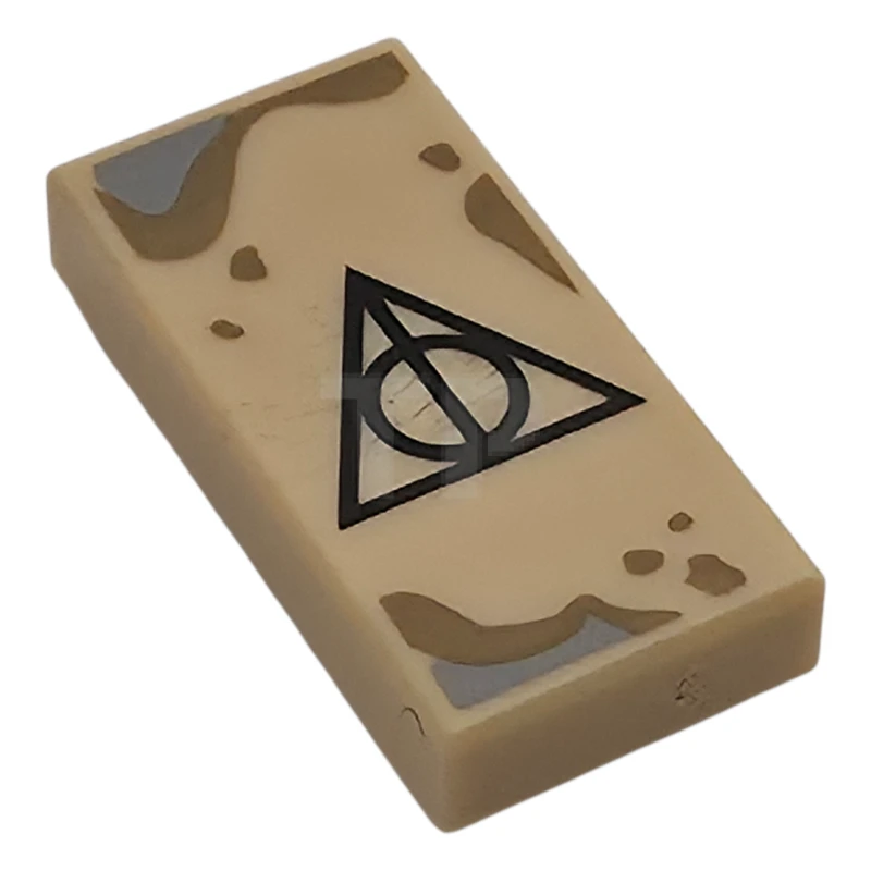 LEGO&reg; 6578918 - 3069pb1451 - Piastrelle 1 x 2 con simbolo triangolo, linea e cerchio neri, schizzi e macchie grigio scuro e bluastro chiaro (Segno HP dei Doni della Morte)