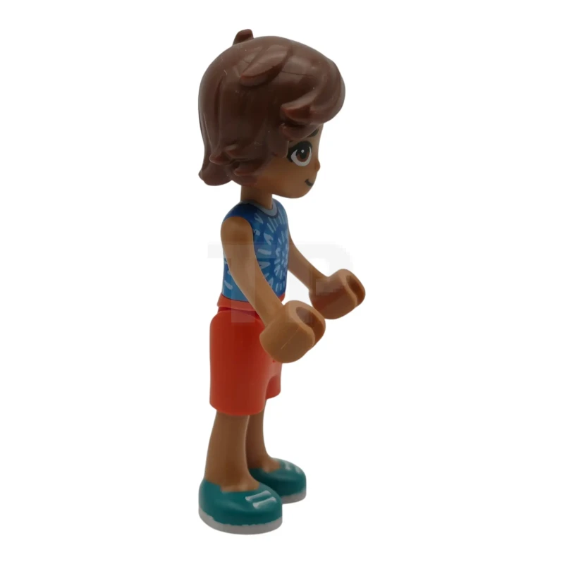 LEGO&reg; frnd0905 Friends Leo - T-shirt bleu sans manches avec motif en spirale, short orange-rougeâtre, chaussures turquoise foncé