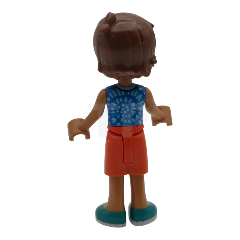 LEGO&reg; frnd0905 Friends Leo - T-shirt bleu sans manches avec motif en spirale, short orange-rougeâtre, chaussures turquoise foncé